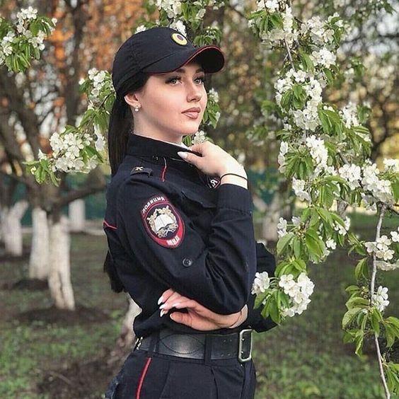 Подробнее о статье Красивые девушки полицейские